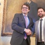 El alcalde Alfonso Fernández Mañueco, y el portavoz de C’s, Alejandro González, tras firmar el acuerdo
