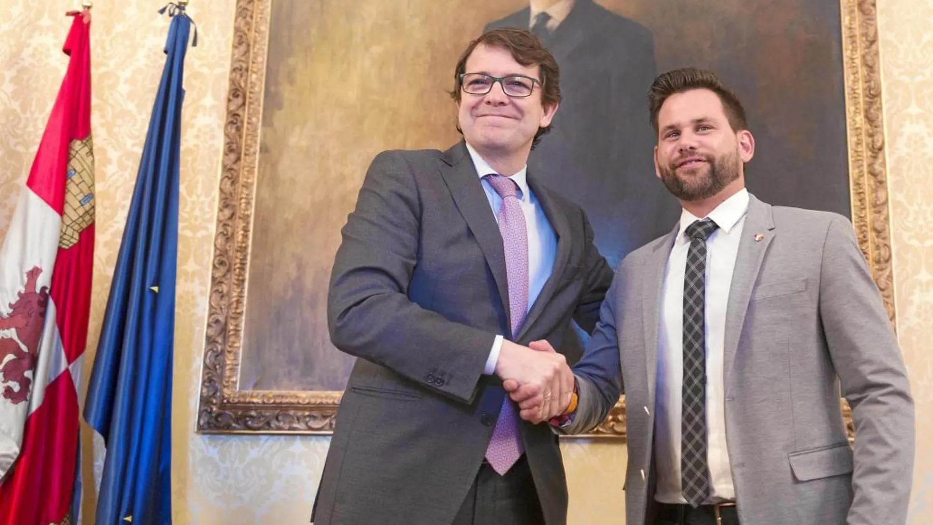 El alcalde Alfonso Fernández Mañueco, y el portavoz de C’s, Alejandro González, tras firmar el acuerdo