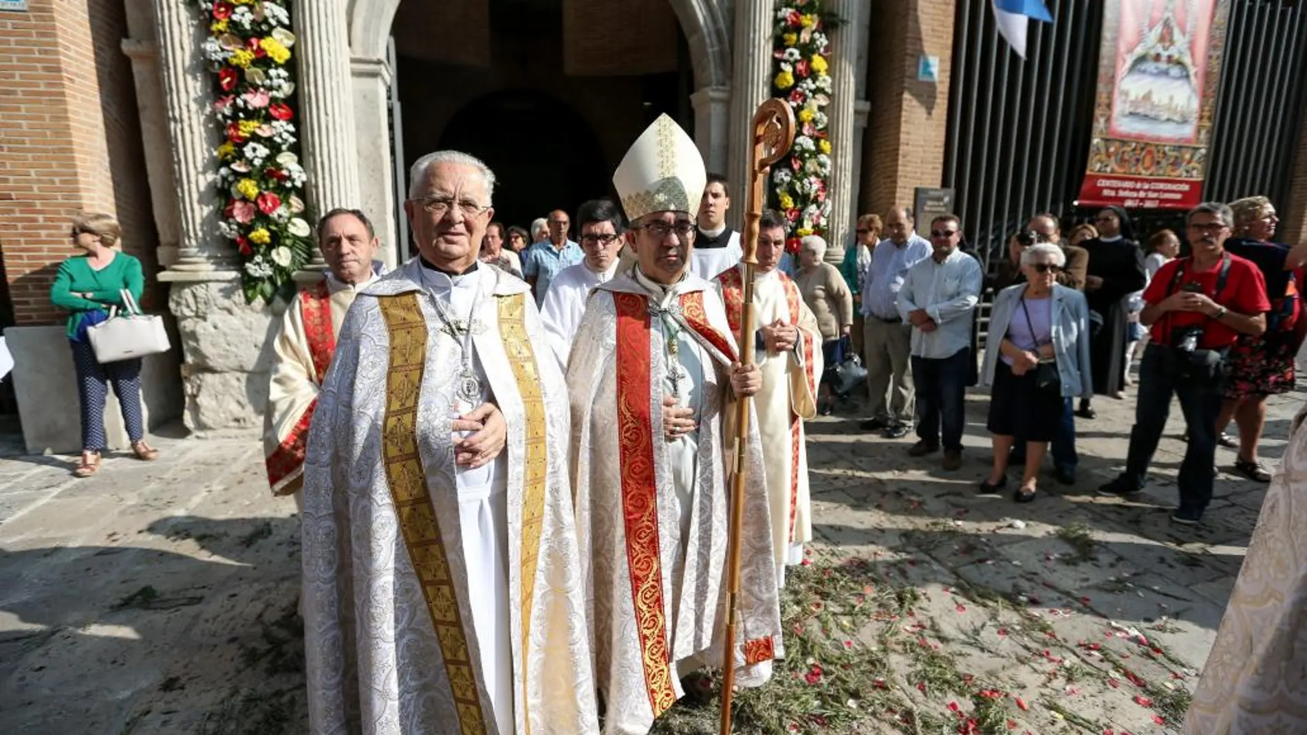 El párroco de la Iglesia de San Lorenzo, Jesús Mateo, a la salida del templo, junto al Monseñor Luis Argüello, obispo auxiliar de Valladolid