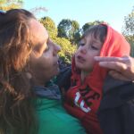Una vecina que participó en la búsqueda coge en brazos al niño tras encontrarlo