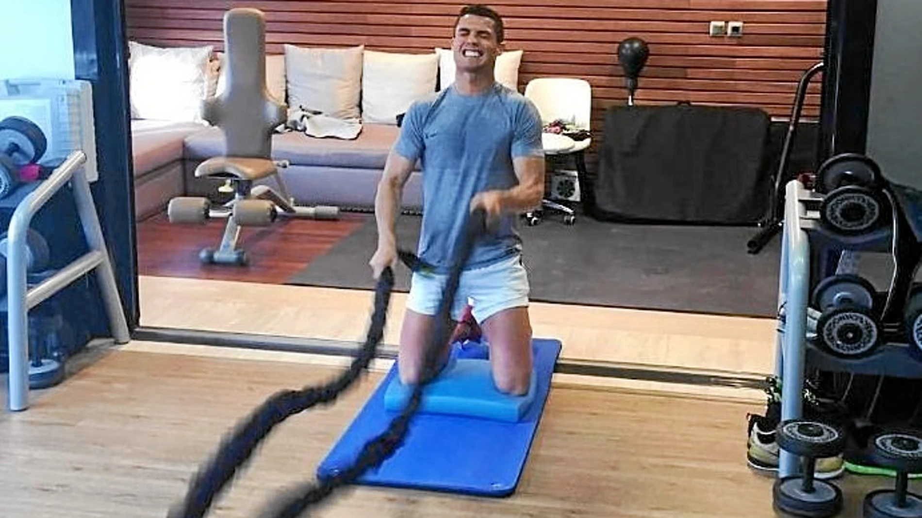 Cristiano subió esta foto a Instagram hace dos días, trabajando para recuperarse en su gimnasio particular