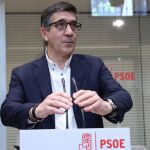 El aspirante a la Secretaría General del PSOE, Patxi López, hace declaraciones tras haber formalizado esta mañana su precandidatura en la sede del partido en Madrid