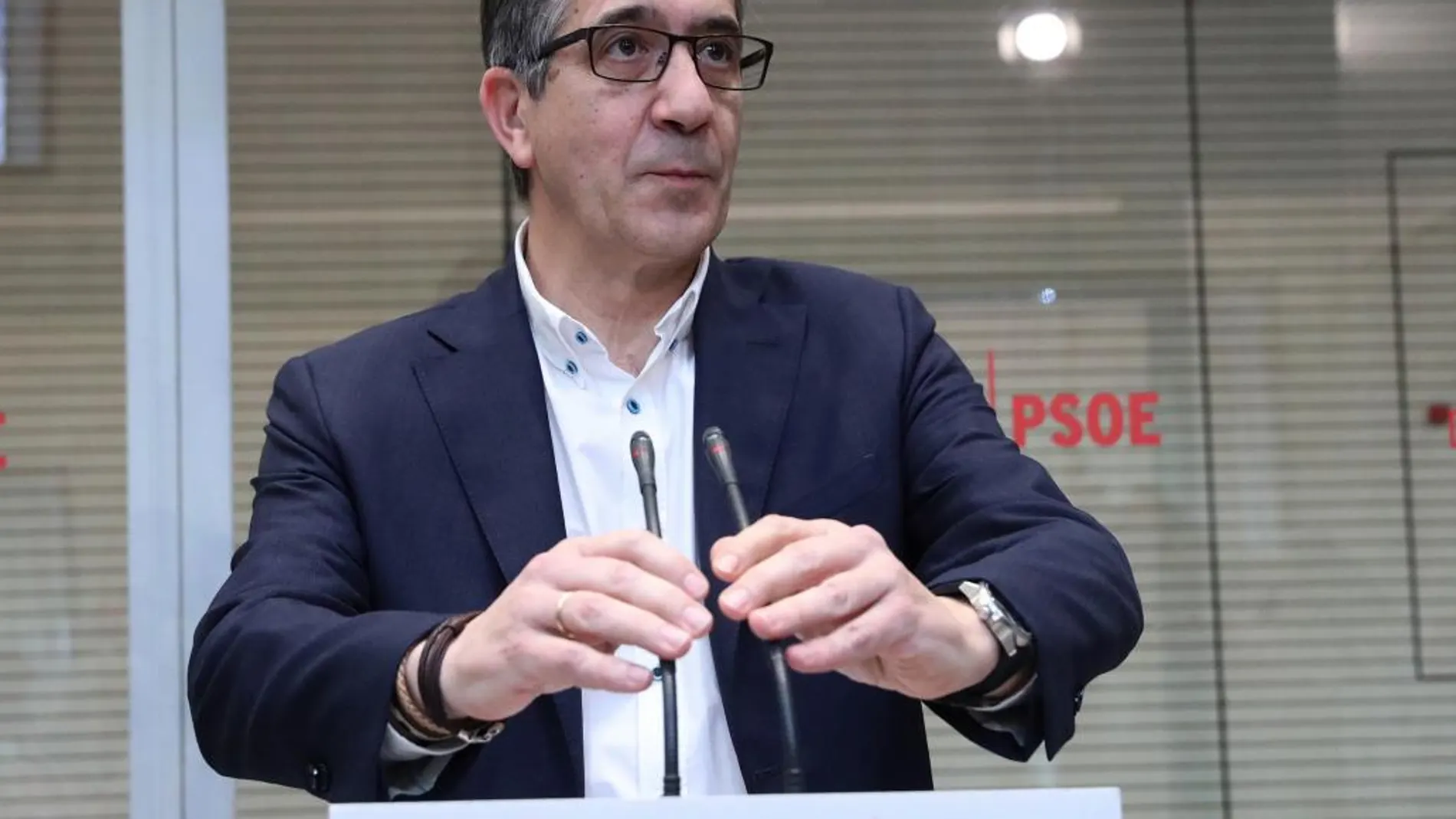 El aspirante a la Secretaría General del PSOE, Patxi López, hace declaraciones tras haber formalizado esta mañana su precandidatura en la sede del partido en Madrid
