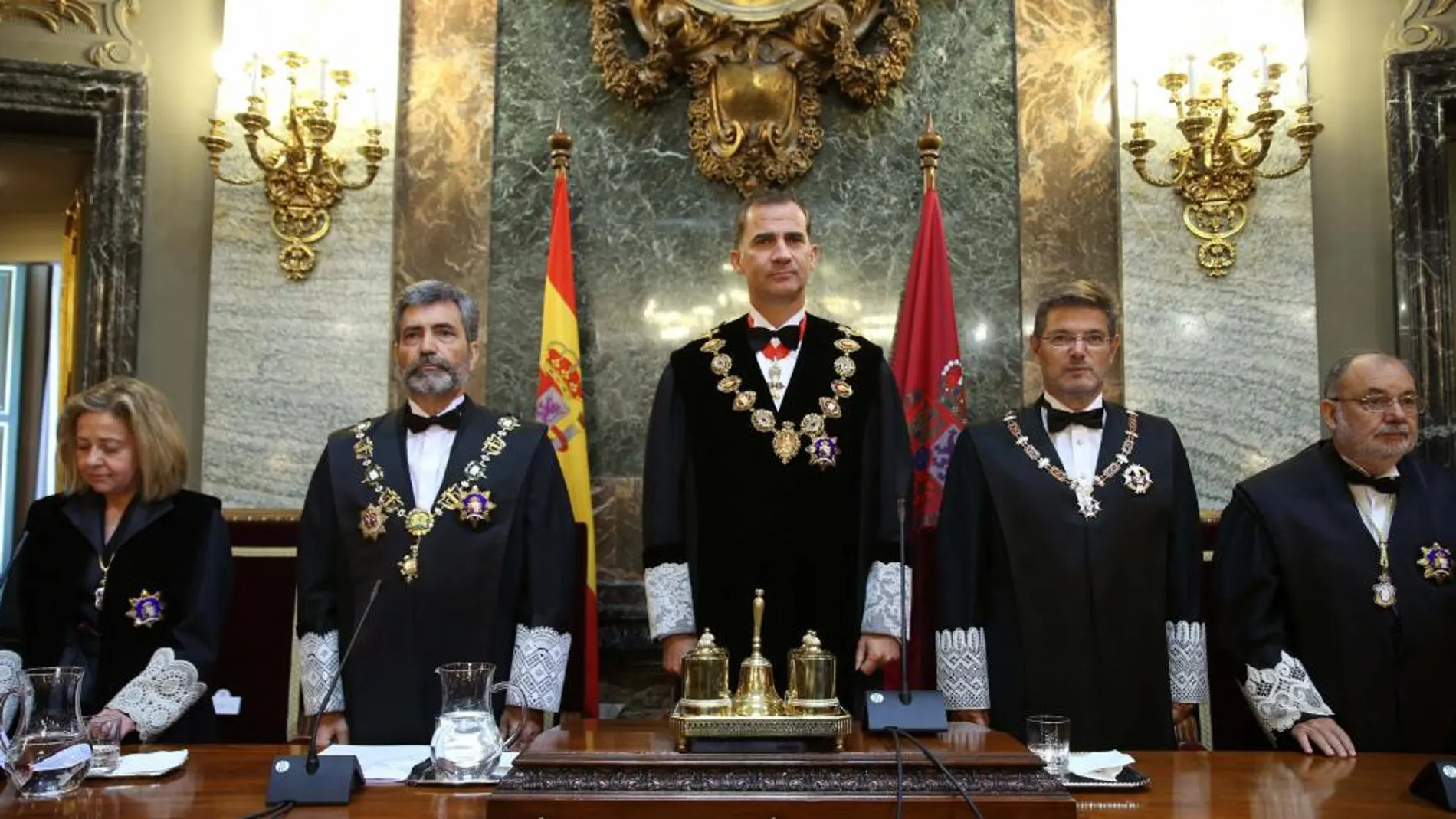 El rey Felipe VI acompañado de Carlos Lesmes, Rafael Catalá y Consuelo Madrigal