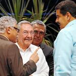 El presidente de Cuba, Raúl Castro, charla con su homólogo venezolano, Nicolás Maduro, y el secretario general de la Asociación de Estados Caribeños (AES), ayer, en La Habana