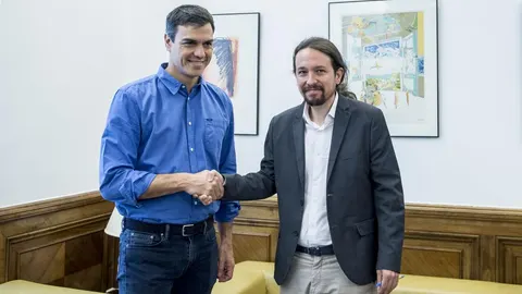 Los secretarios generales del PSOE, Pedro Sánchez , y de Podemos, Pablo Iglesias, en una reunión celebrada a finales de junio