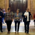 La presidenta del Parlament de Cataluña, Carme Forcadell (c), su vicepresidente, Lluis Ginó (2d), y los secretarios Anna Simó (2i), Joan Jospe Nuet (i), y Ramona Barrufet (d), en los pasillos de la cámara catalana momentos de antes de la rueda de prensa