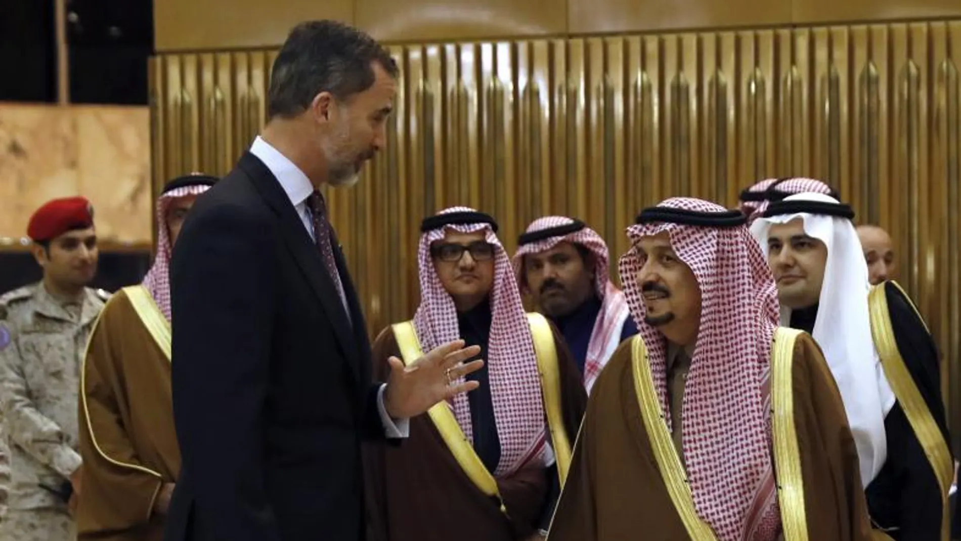 El Rey durante el encuentro mantenido con el príncipe Faisal Bin Bandar Bin Abdulaziz Al-Saud, gobernador de Riad
