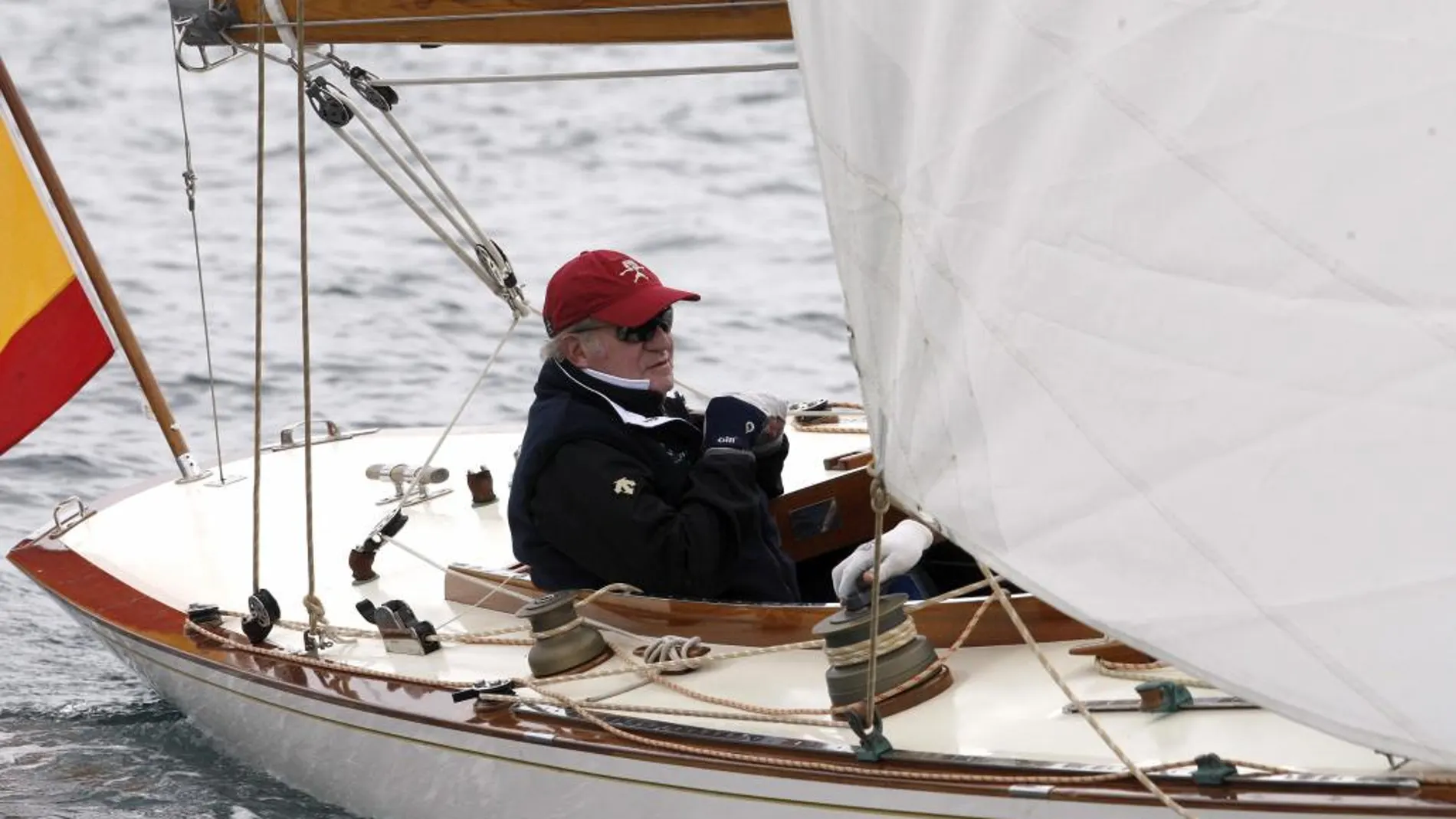El Rey Juan Carlos, a bordo del velero Acacia, participa en la categoría de embarcaciones clásicas en la regata El Corte Inglés Máster, el pasado 11 de septiembre