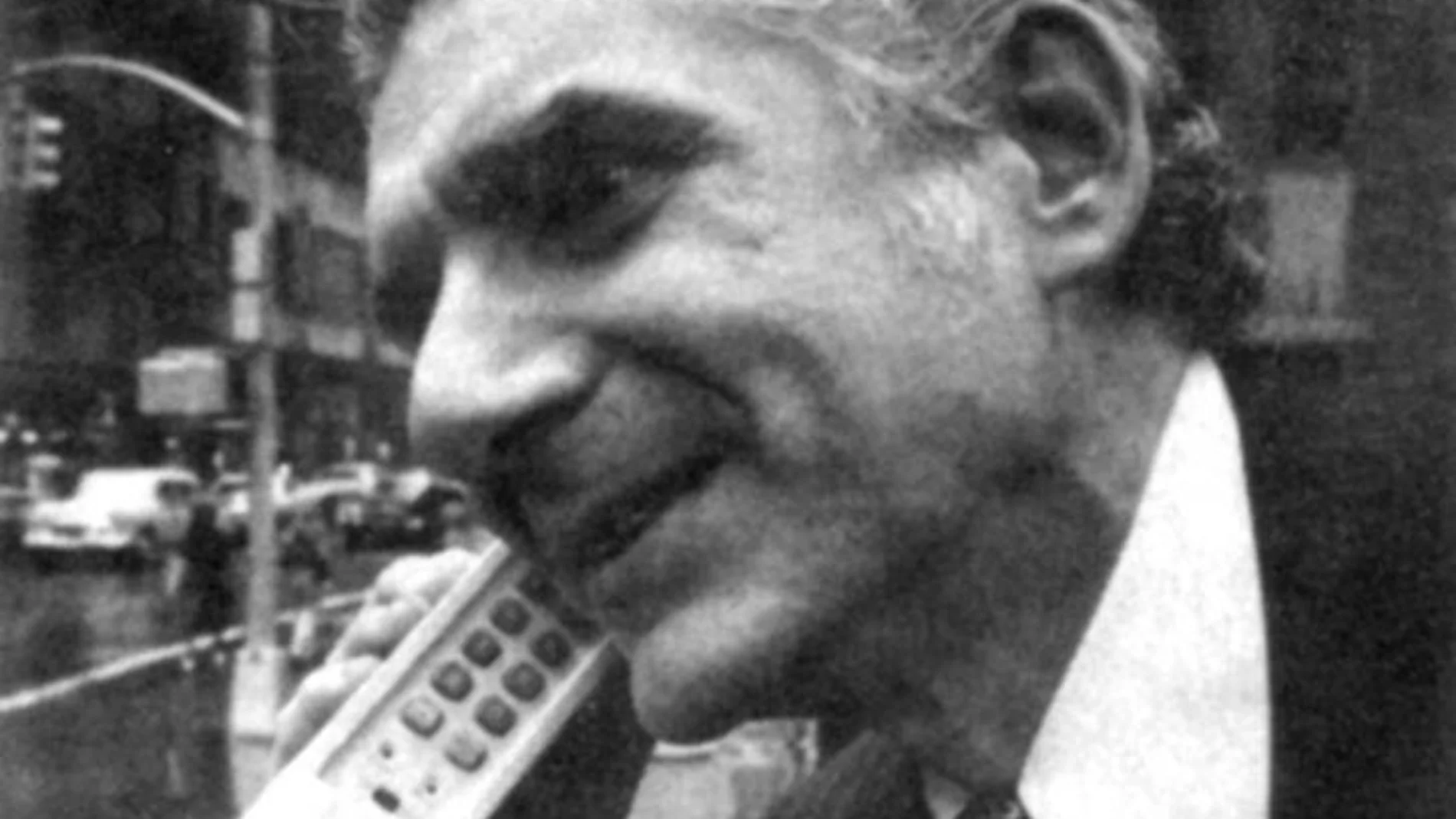 El ingeniero Martin Cooper está considerado el padre del teléfono móvil. Fue la primera persona que hizo una llamada de móvil en público el 3 de abril de 1973