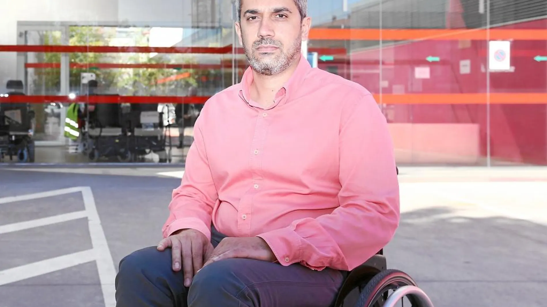 El recién elegido presidente de Aspaym Castilla y León, el abulense Ángel de Propios, durante la entrevista a LA RAZÓN