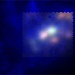 Imagen de falso color de la galaxia UCM2325+2318. En verde y rojo se muestra la emisión del nitrógeno y del hidrógeno presentes, respectivamente, en el gas caliente (10,000 grados) de esta galaxia. En azul se muestra la emisión de las estrellas a partir de una imagen del Telescopio Espacial Hubble.