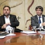 El presidente de la Generalitat, Carles Puigdemont, junto al vicepresidente, Oriol Junqueras (i)