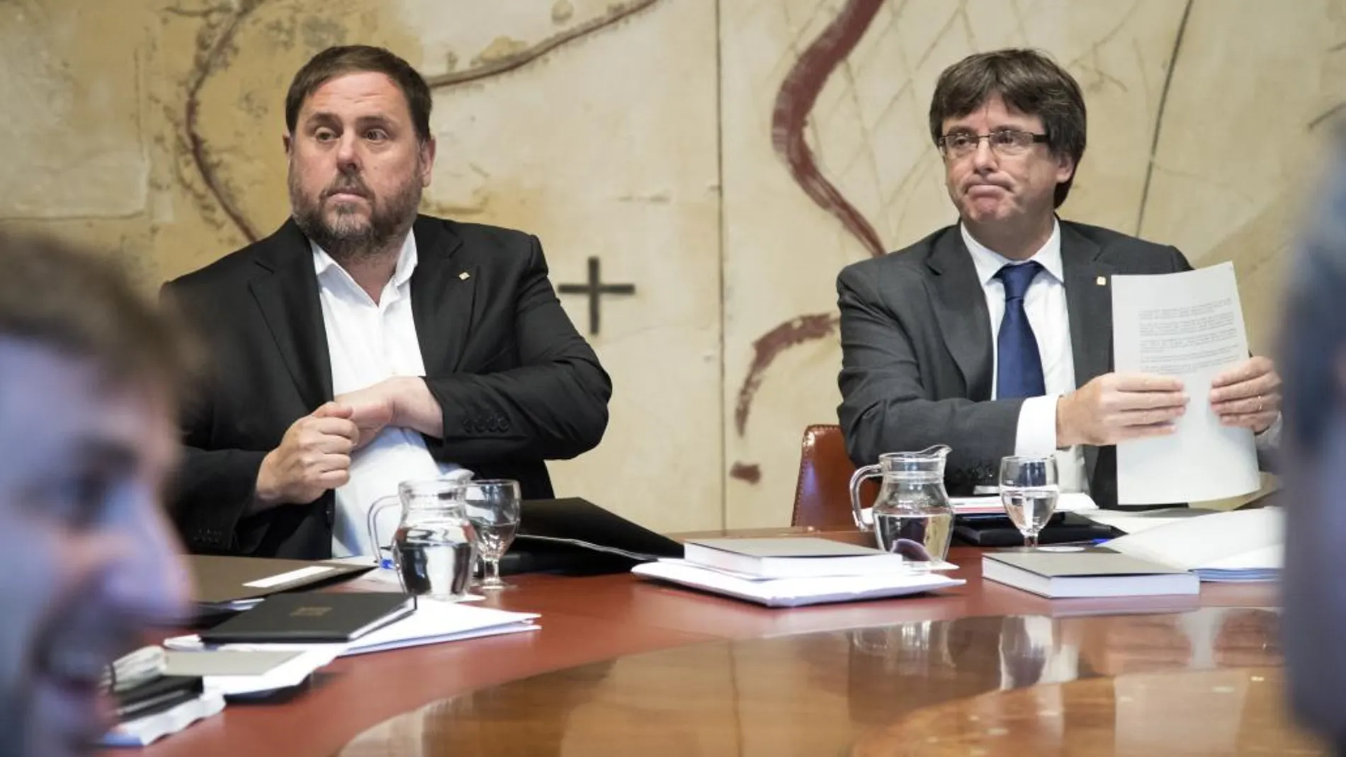 El presidente de la Generalitat, Carles Puigdemont, junto al vicepresidente, Oriol Junqueras (i)