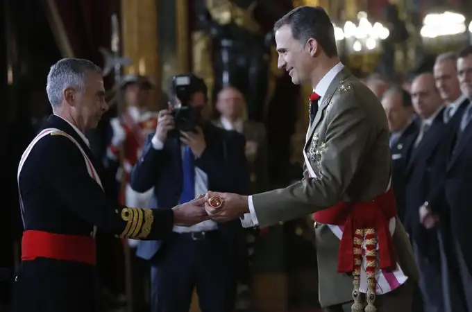 Felipe VI recibe la bengala de capitán general de manos del Jemad