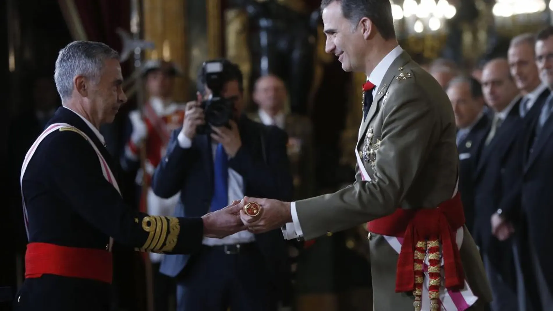 El Rey Felipe VI recibe de manos del Jefe del Estado Mayor de la Defensa (Jemad), almirante general Fernando García Sánchez, la bengala de capitán general