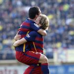 Ivan Rakitic celebra junto a su compañero, el centrocampista turco Arda Turan.