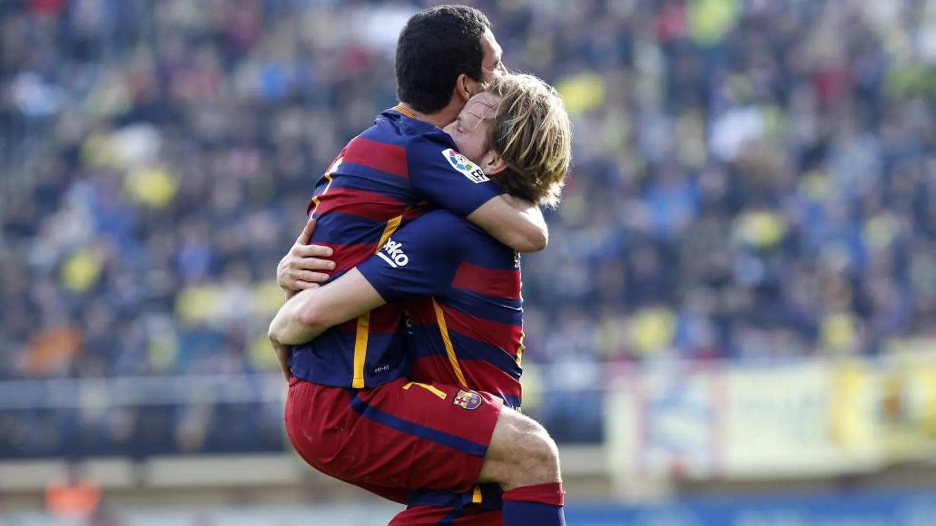 Ivan Rakitic celebra junto a su compañero, el centrocampista turco Arda Turan.