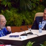 Fidel Castro junto a su hermano Raul Castro durante el congreso del PPC