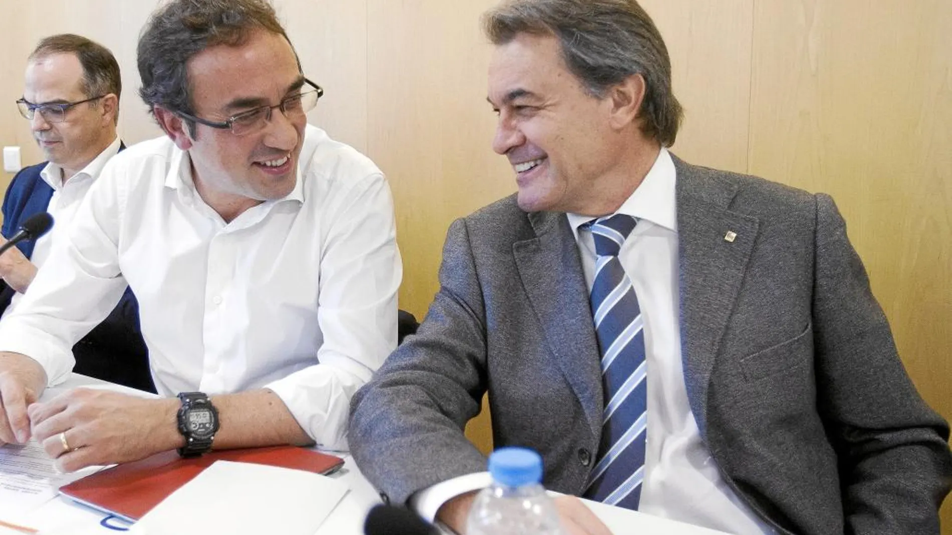 Josep Rull conversa con Artur Mas durante el Comité Eejcutivo de CDC que se celebró ayer en Barcelona en medio de las críticas a Mas por su reunión con la CUP