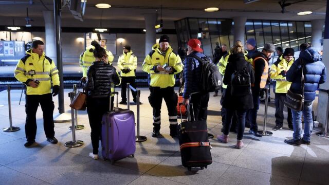Agentes de seguridad comprueban la identidad de los pasajeros en la estación de tren de Copenhague (Dinamarca).