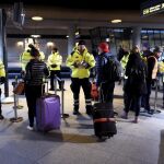 Agentes de seguridad comprueban la identidad de los pasajeros en la estación de tren de Copenhague (Dinamarca).
