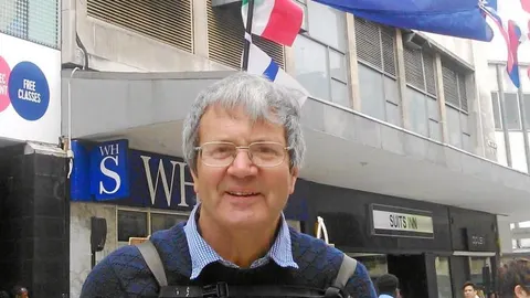 En contra del Brexit: Richard rogers, 69 años, jubilado. Es casi una excepción. Reverendo anglicano y médico jubilado, lleva diez días paseando por Birmingham con la bandera de la UE para hacer campaña por la permanencia. Aunque su mujer no le comprenda, dedica cinco horas a su tarea. «Antes de entrar en la UE, tuvimos un pasado lleno de guerras y ahora tenemos paz», defiende.