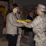 Soraya Sáenz de Santamaría recibe la bandera de manos del jefe del contingente español, coronel Francisco José García Parra, en el acto de despedida de las tropas españolas destinadas en la base de Herat