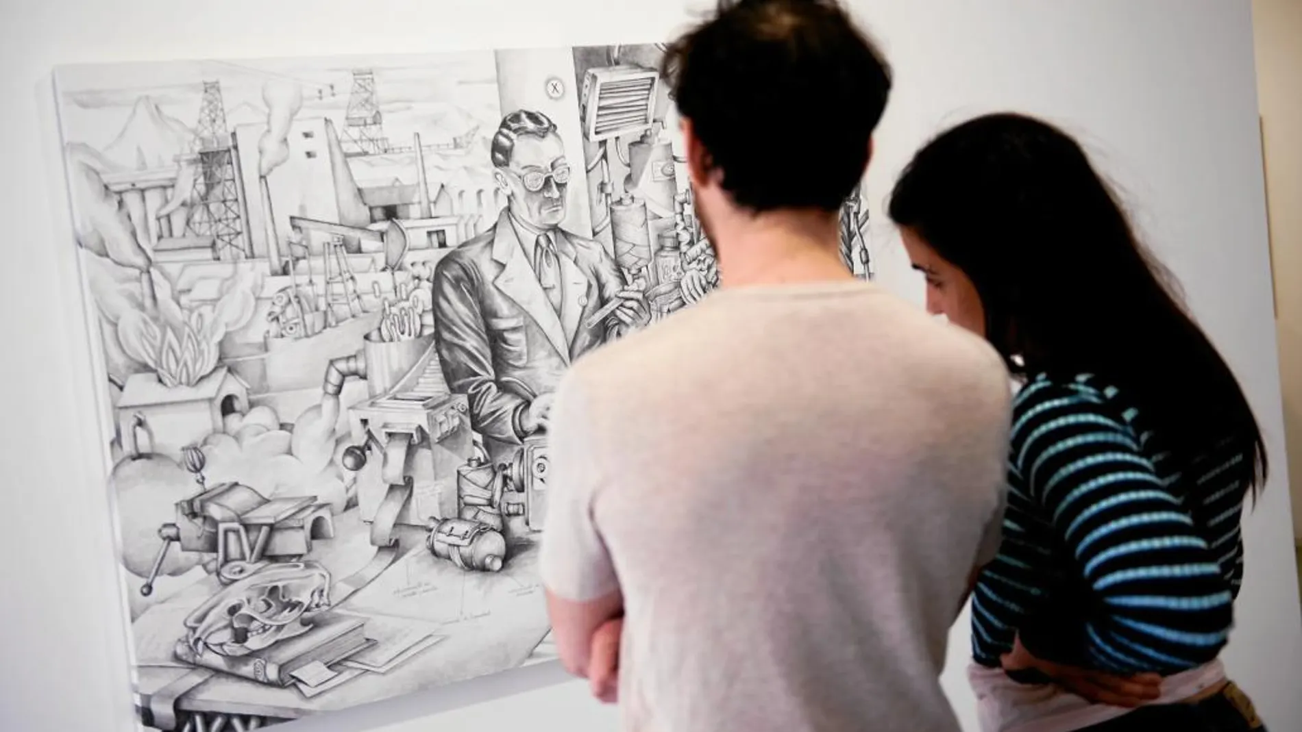 Unos turistas observan otra de las obras de la exposición