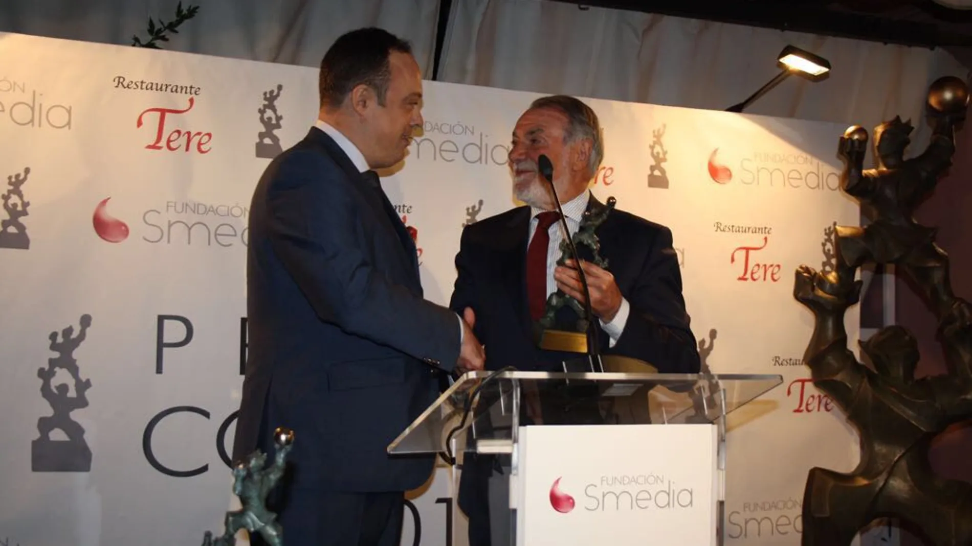 Pedro Santos entrega el galardón a Jaime Mayor Oreja durante la gala de los premios Fundación SMedia