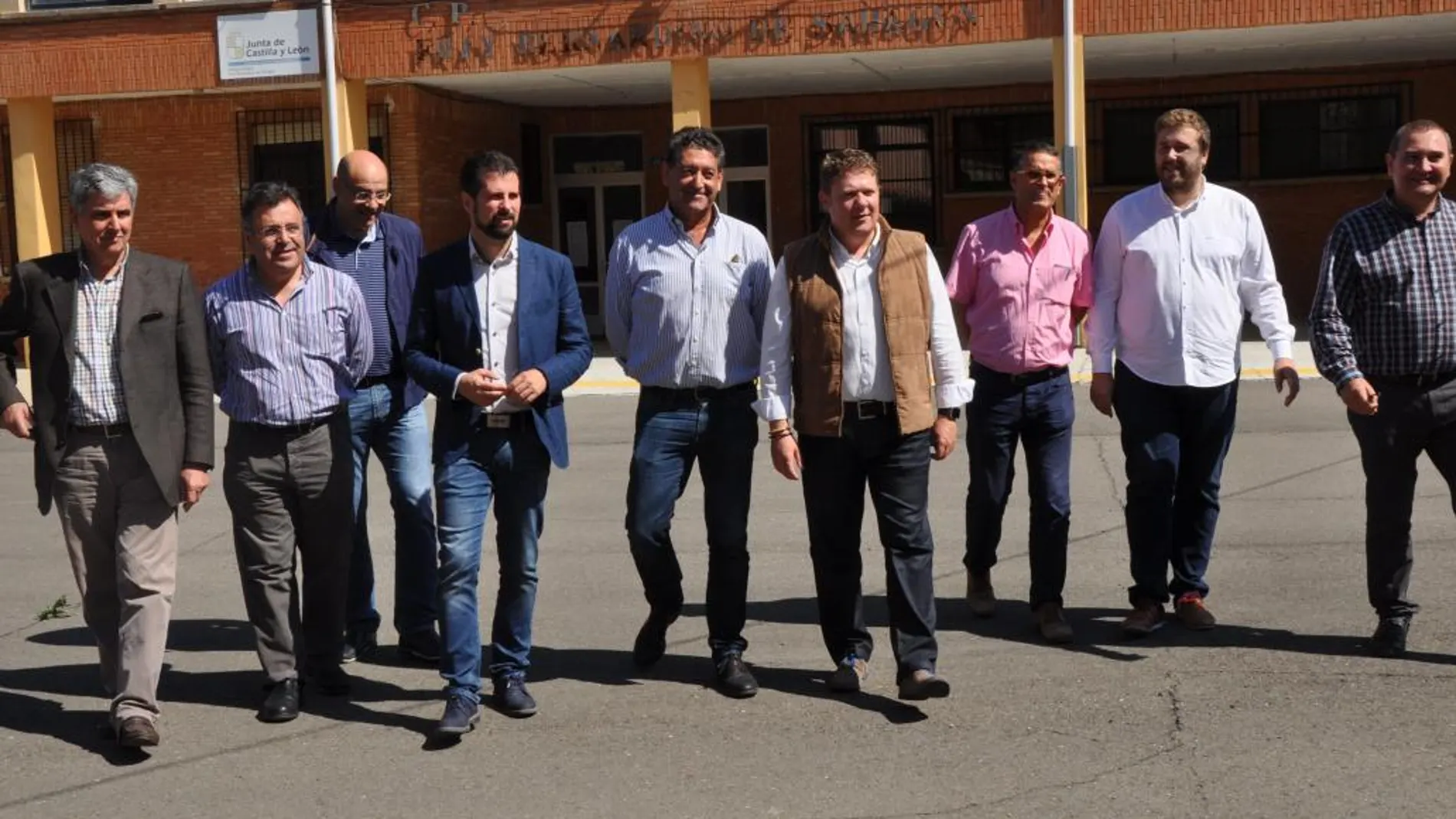Luis Tudanca, tras visitar el colegio público Fray Bernardino de Sahagún, junto a los procuradores socialistas Óscar Álvarez, Álvaro Lora y José Ignacio Martín Benito, y el alcalde leonés Lisandro García de la Viuda, entre otros
