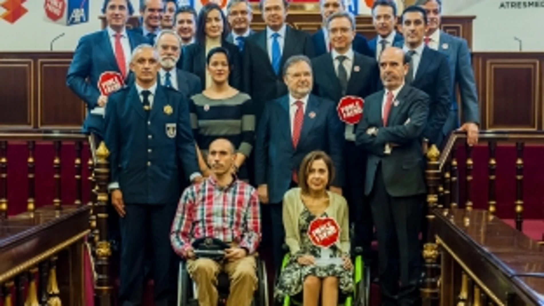 Los premiados posan con los galardones de la octava edición de los Premios Ponle Freno