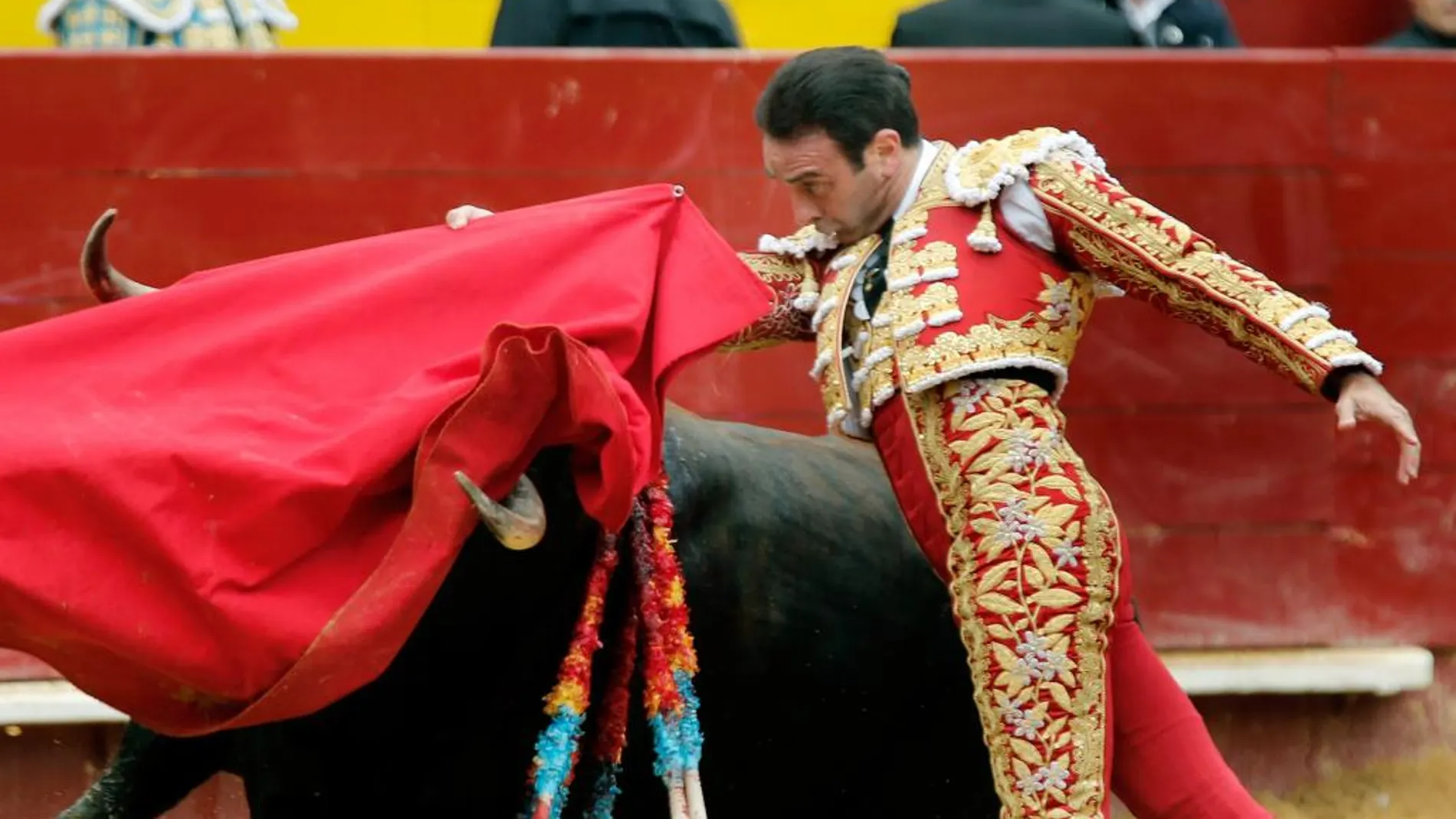 Solitaria oreja. El maestro Enrique Ponce ejecuta un pase de pecho al de Cuvillo en su única actuación en la Feria de Fallas