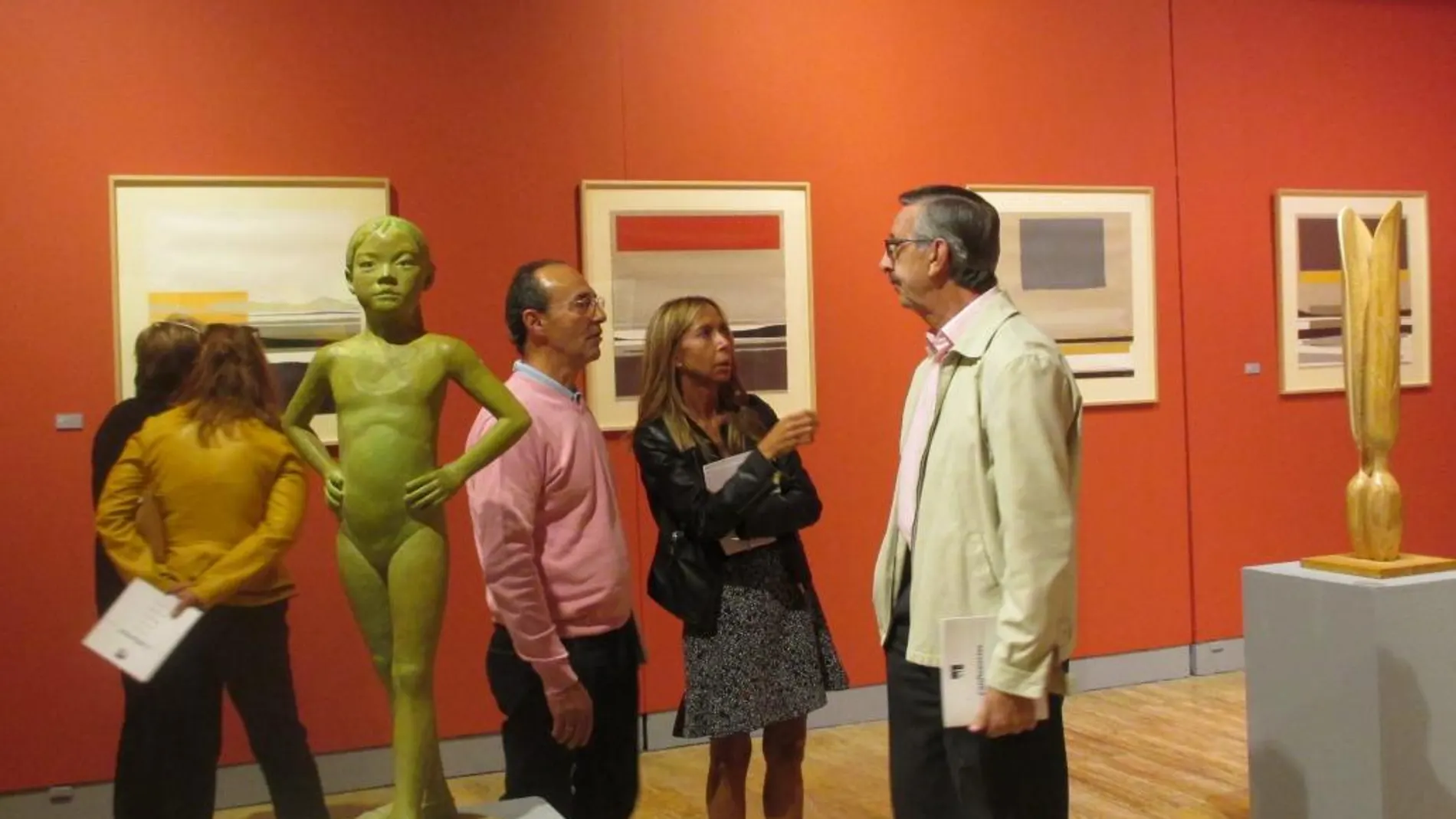 La diputada Carmen Fernández dialoga con alguno de los artistas