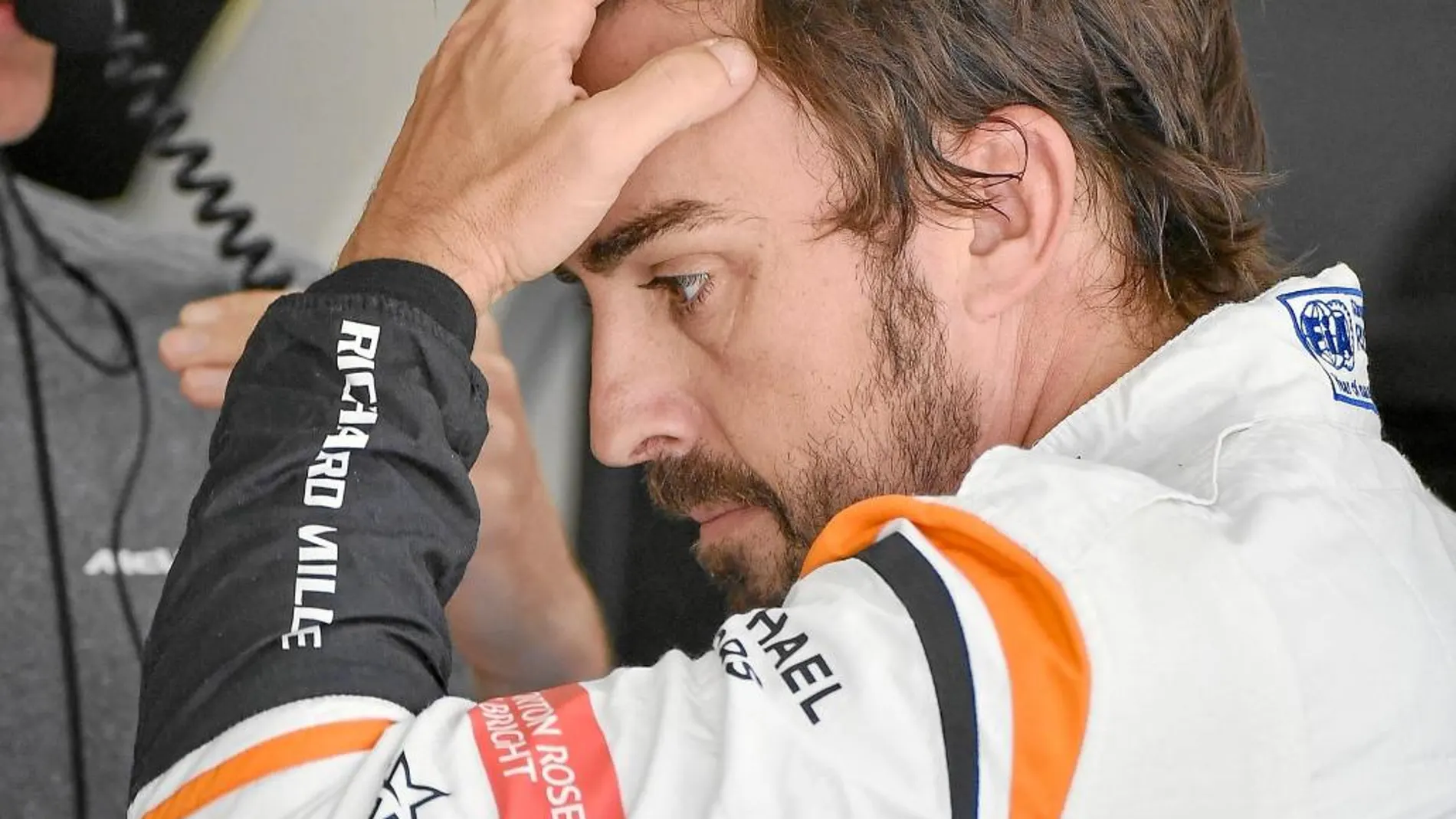 Fernando Alonso, pensativo en el circuito de Hungaroring