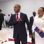 El presidente Michel Martelly y su esposa abandonan el palacio presidencial de Puerto Príncipe.