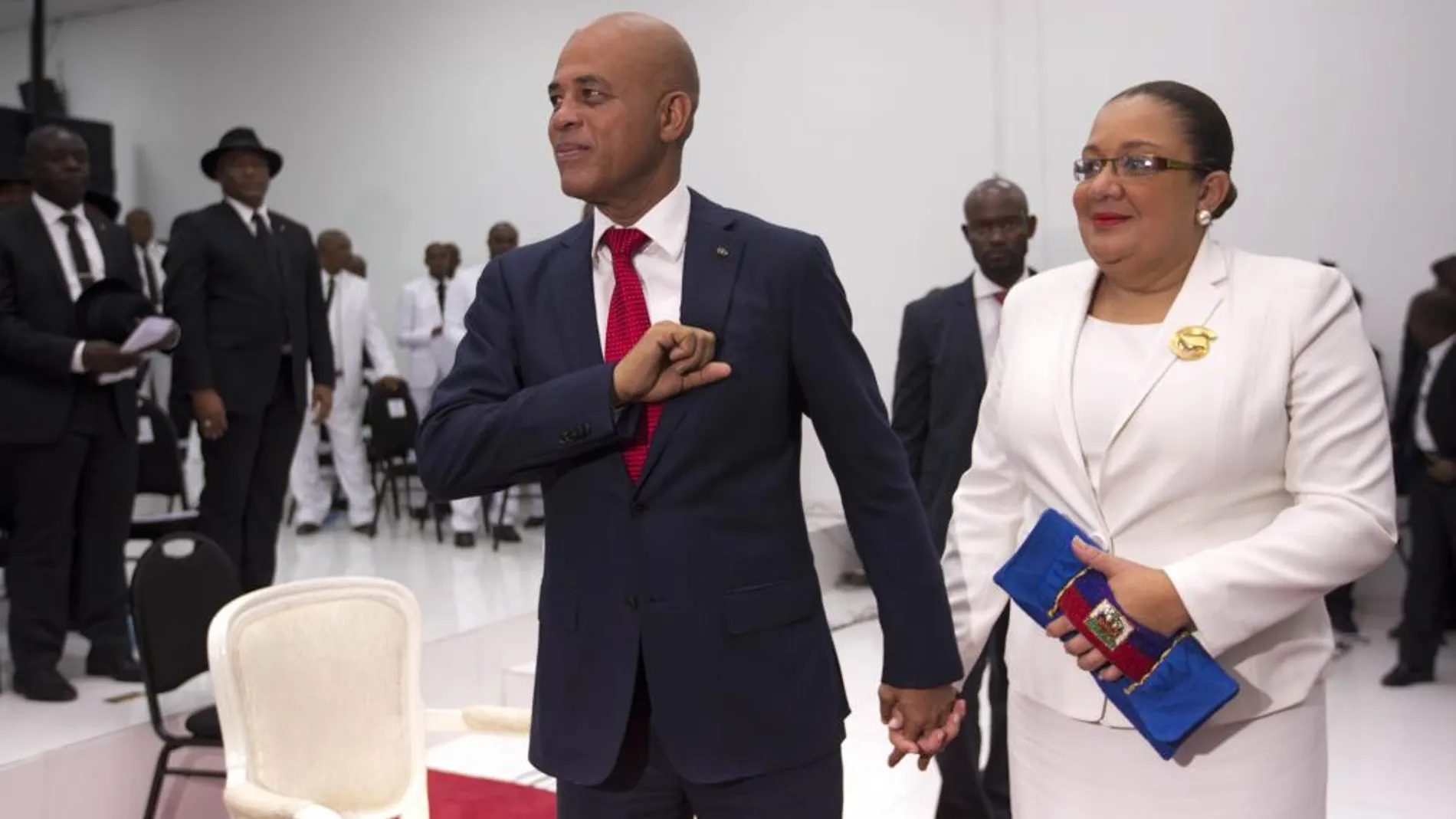 El presidente Michel Martelly y su esposa abandonan el palacio presidencial de Puerto Príncipe.