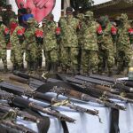 Juan Manuel Santos observa a los 30 miembros del Frente de Guerra Suroccidental del ELN desmovilizados el pasado mes de julio