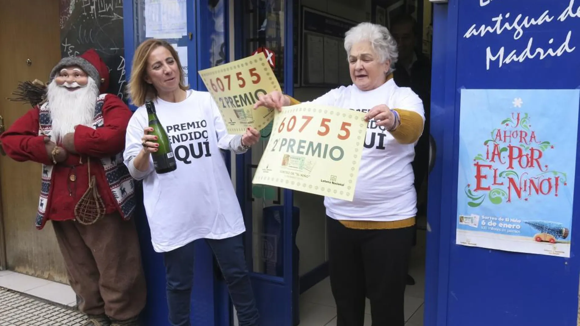 El segundo premio del sorteo extraordinario de El Niño ha sido vendido en la administración de lotería número uno de Madrid, ubicada en la calle Santa Engracia. Raquel Lucas, propietaria de la administración y Visitación, que la regentó durante 40 años, celebran el premio