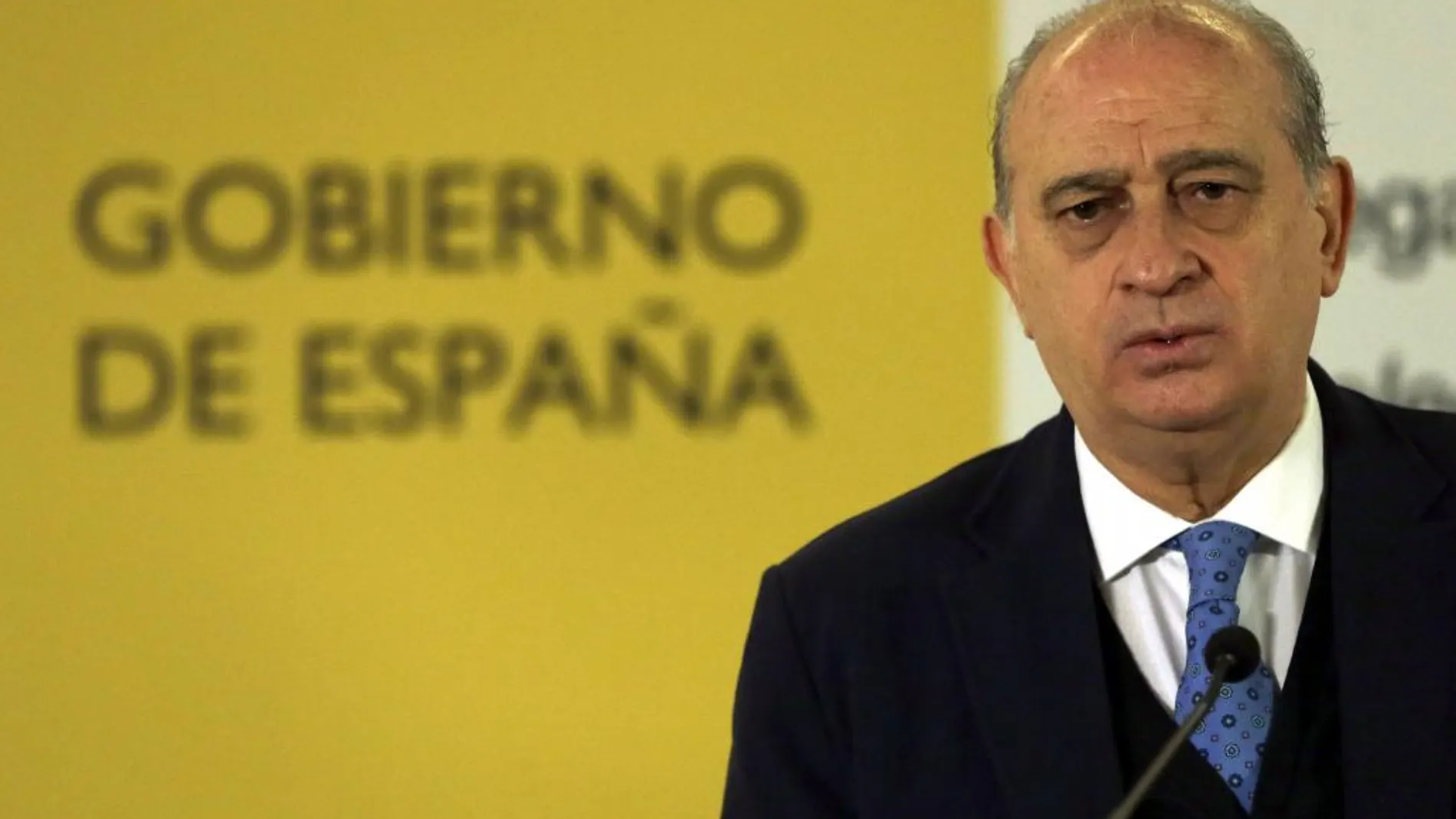 El ministro del Interior, Jorge Fernández Díaz, en declaraciones a la prensa en Barcelona
