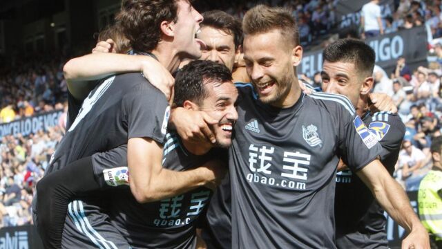 El delantero de la Real Sociedad Juanmi Jiménez celebra con sus compañeros su gol marcado ante el Celta