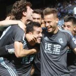 El delantero de la Real Sociedad Juanmi Jiménez celebra con sus compañeros su gol marcado ante el Celta