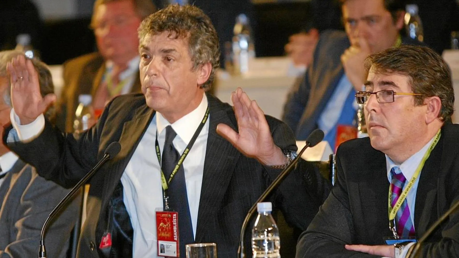 Villar, junto a Jorge Pérez, durante una asamblea de la Federación