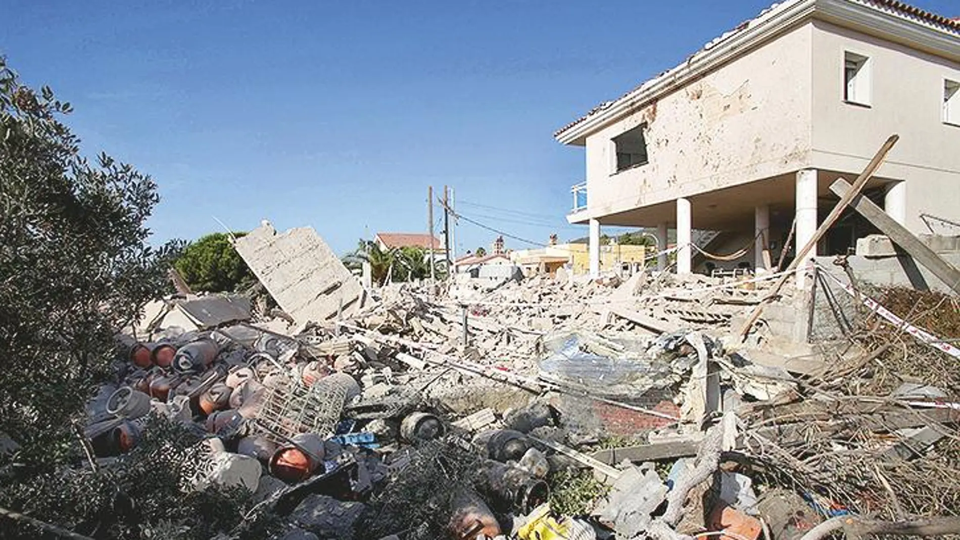 Es Satty había almacenado decenas de bombonas en este chalé, que quedó así tras la deflagración