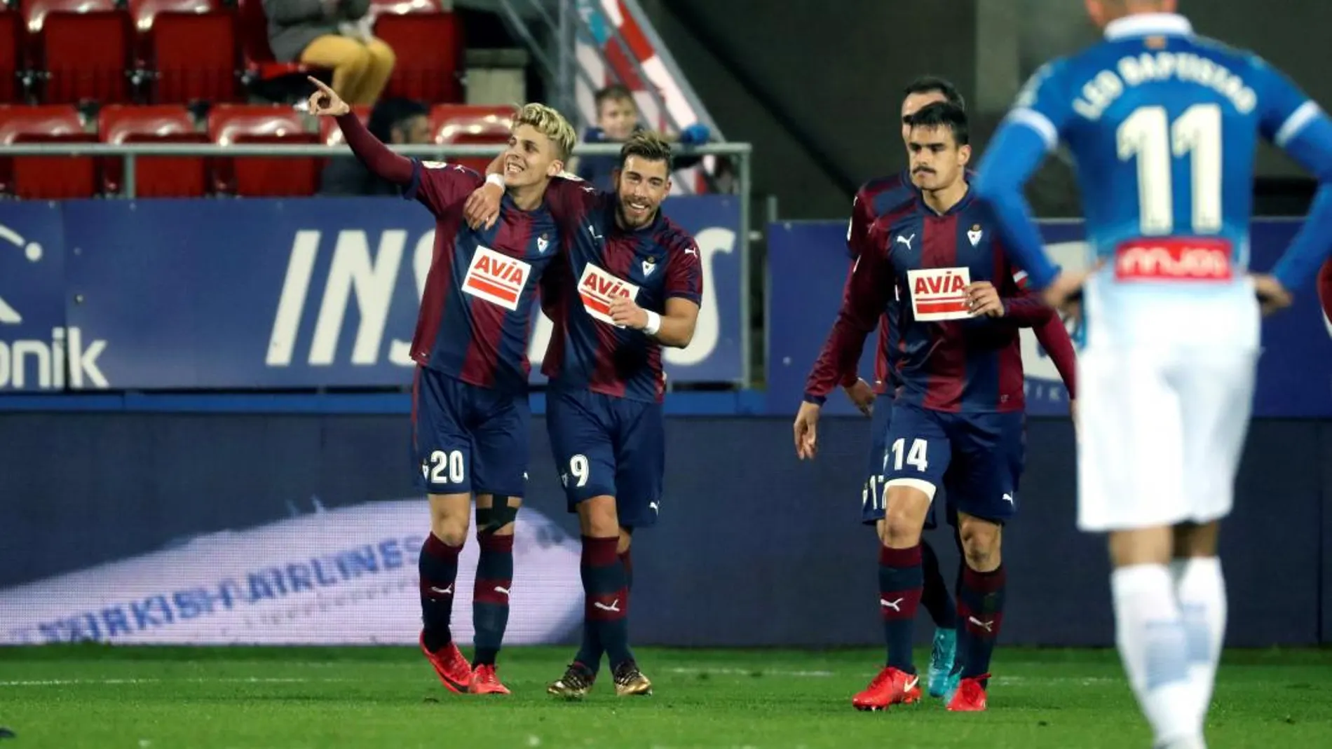 El centrocampista del Eibar Iván Alejo celebra con sus compañeros su gol, segundo del equipo ante el RCD Espanyol