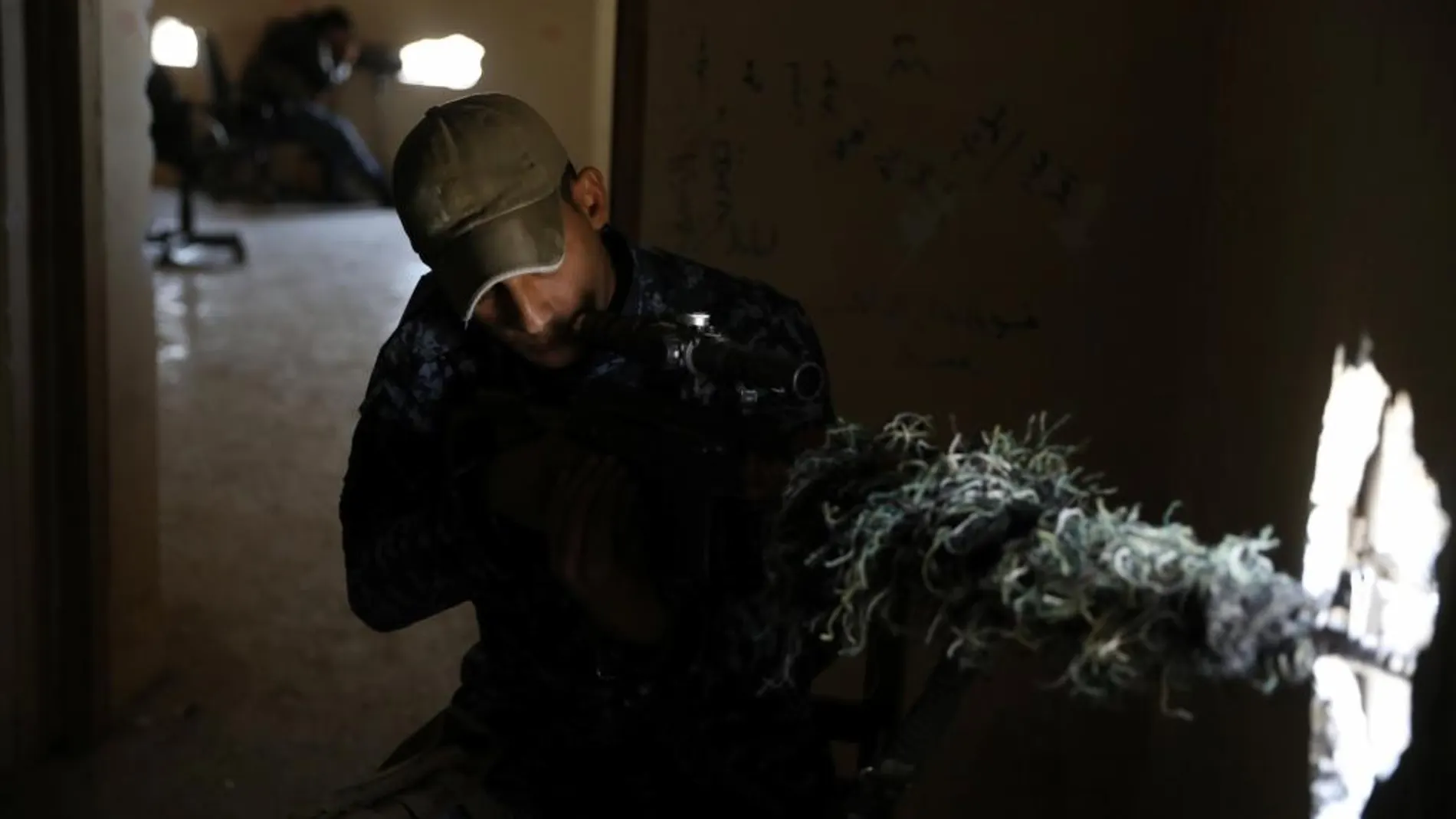 Un francotirador mantiene su posición en el oeste de Mosul