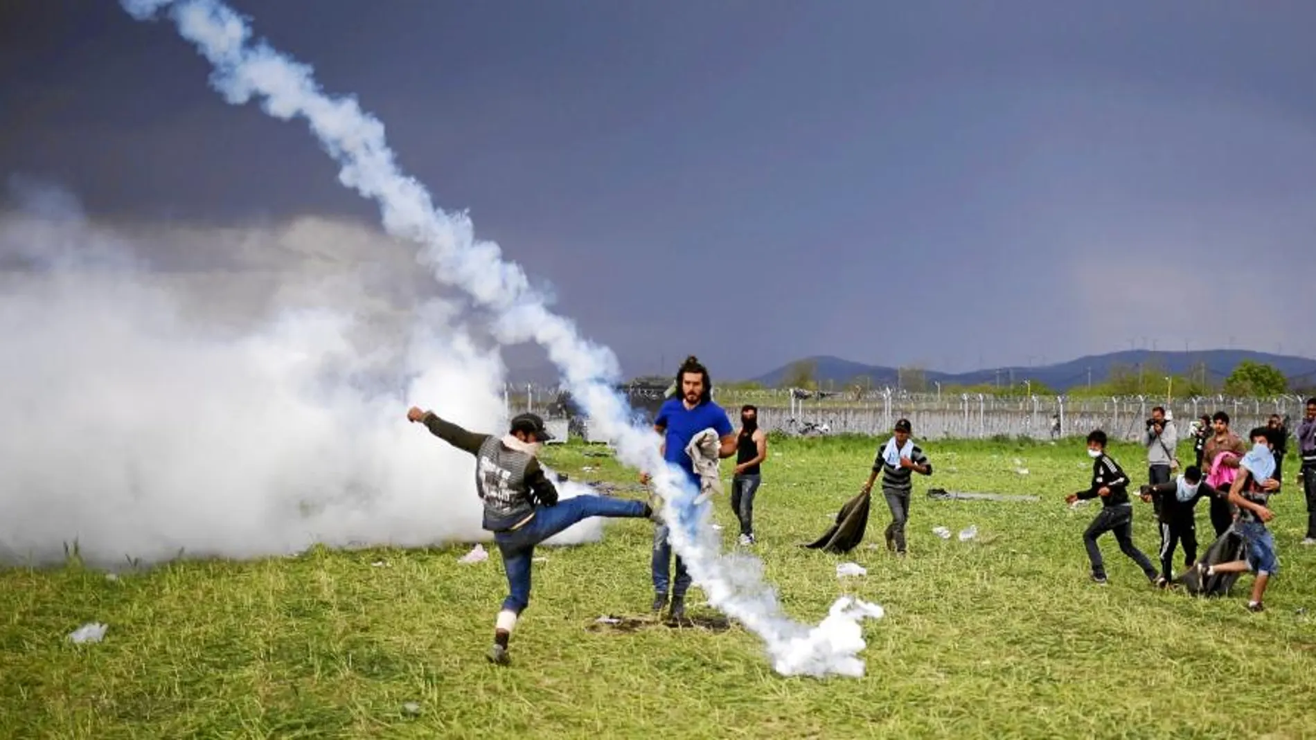 Los refugiados tratan de protegerse de los gases lacrimógenos en Idomeni