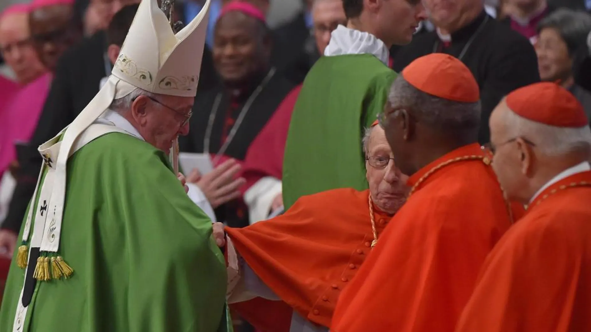 El papa ayuda a levantarse al cardenal Roger Etchegaray durante la misa tras el Sínodo