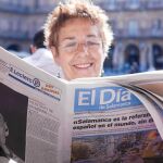 Lectora de «El Día de Salamanca» con un ejemplar del periódico