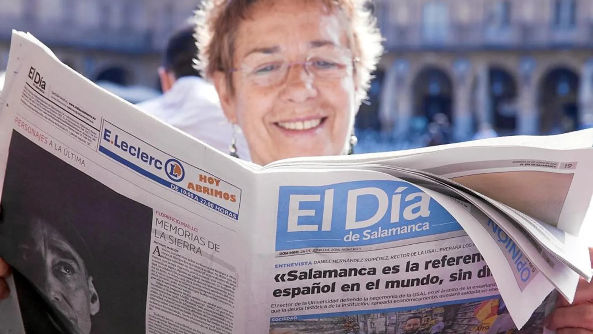 Lectora de «El Día de Salamanca» con un ejemplar del periódico